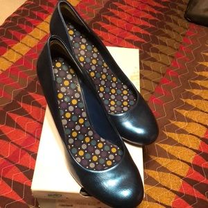 Metallic blue pumps!